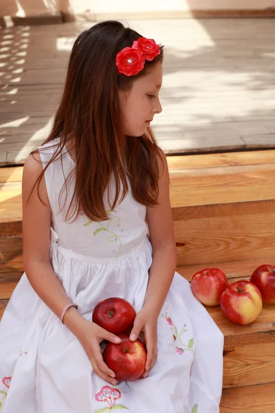 Chicas con manzanas en las escaleras — Foto de Stock