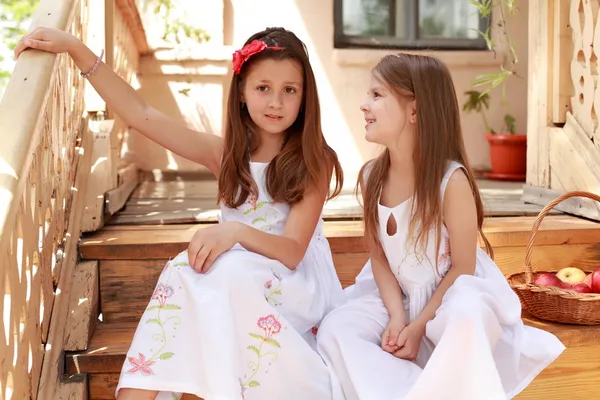 Girls with apples on the stairs — Stock Photo, Image