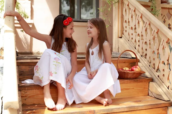 Meninas com maçãs nas escadas — Fotografia de Stock