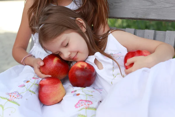 Filles avec des pommes dans les escaliers — Photo