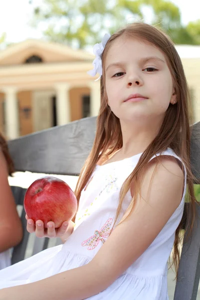 Filles avec des pommes dans les escaliers — Photo