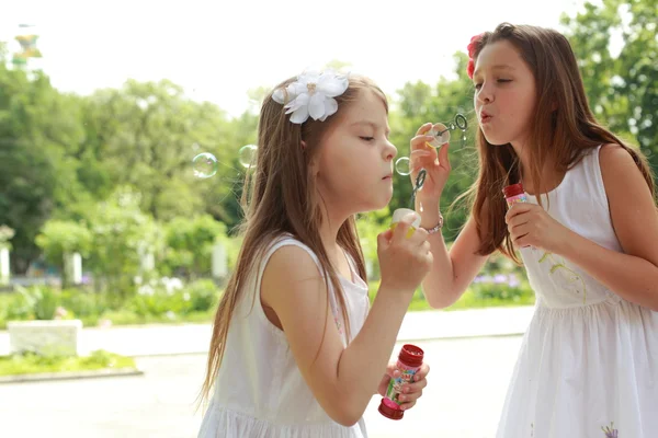Chica sopla burbujas de jabón —  Fotos de Stock