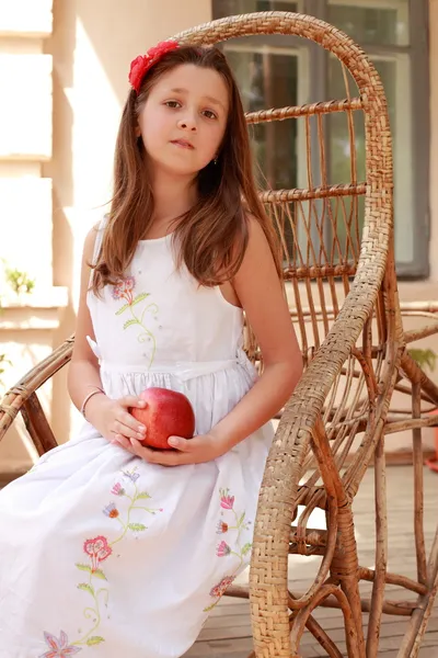 Menina em uma cadeira de balanço — Fotografia de Stock