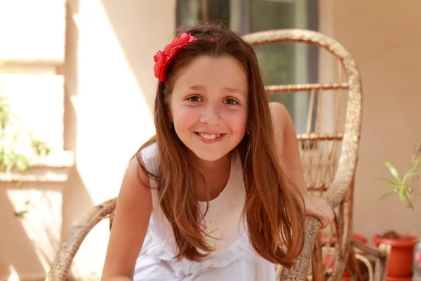 Menina em uma cadeira de balanço — Fotografia de Stock