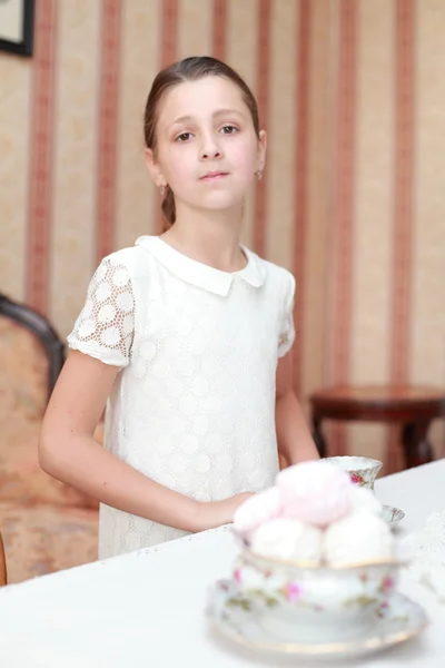 お茶と美しい小さな女の子 — ストック写真