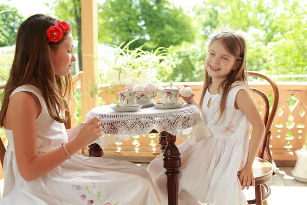 Immagine esterna di belle bambine con il tè — Foto Stock