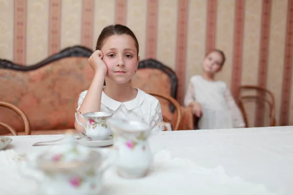 Belle bambine con il tè — Foto Stock