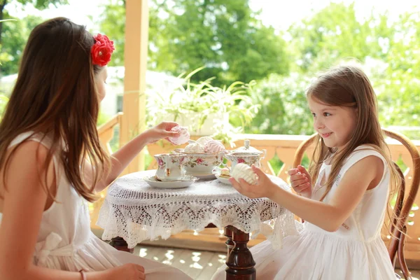 Außenbild von schönen kleinen Mädchen mit Tee — Stockfoto