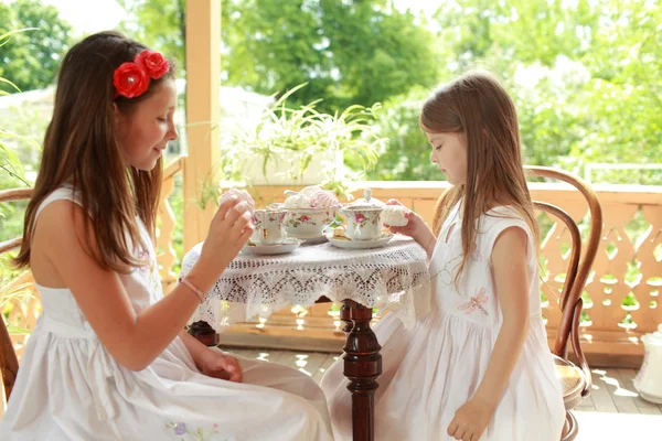 Imagen al aire libre de hermosas niñas con té — Foto de Stock