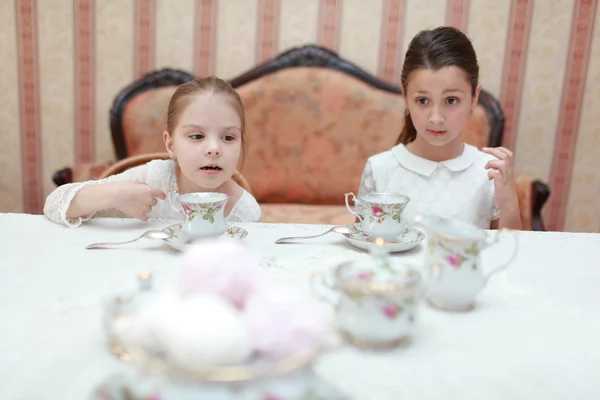 Красивые маленькие девочки с чаем — стоковое фото