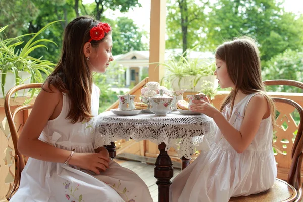 Imagen al aire libre de hermosas niñas con té —  Fotos de Stock