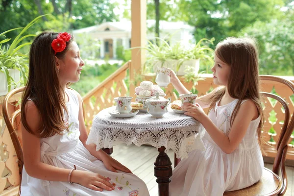 Imagen al aire libre de hermosas niñas con té —  Fotos de Stock