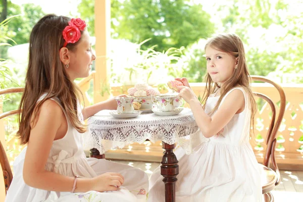 Immagine esterna di belle bambine con il tè — Foto Stock