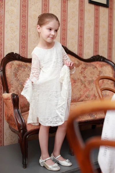Mooie meisje in een mooie jurk — Stockfoto