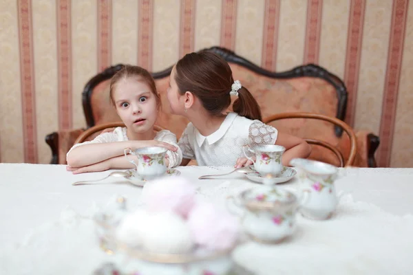 Belle bambine con il tè — Foto Stock