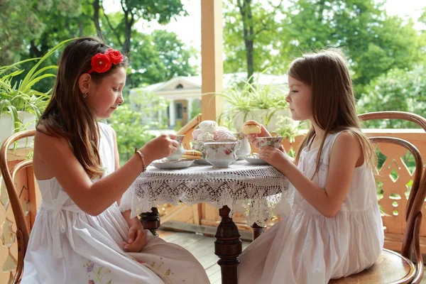 お茶と美しい小さな女の子の屋外画像 — ストック写真
