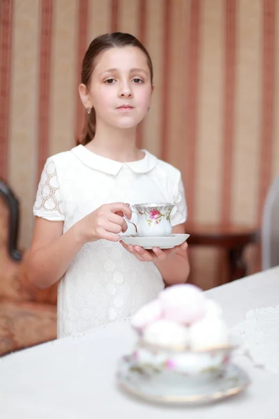 Belles petites filles avec du thé — Photo