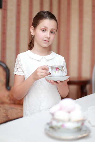 Hermosa niña con té — Foto de Stock