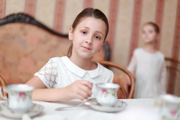 Vackra små flickor med te — Stockfoto