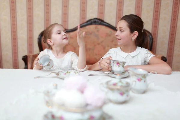 Schöne kleine Mädchen mit Tee — Stockfoto