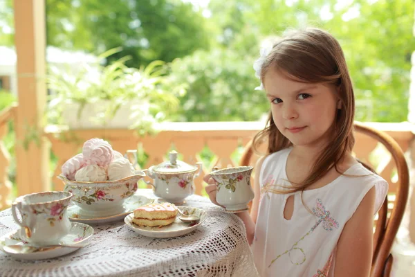 户外形象的美丽小女孩与茶 — 图库照片