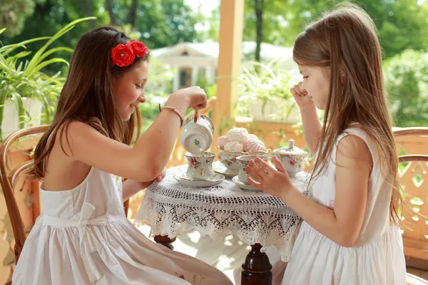 güzel kız ile çay açık resim