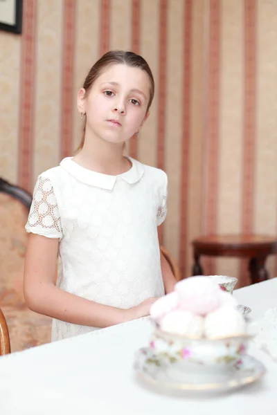 Schöne kleine Mädchen mit Tee — Stockfoto