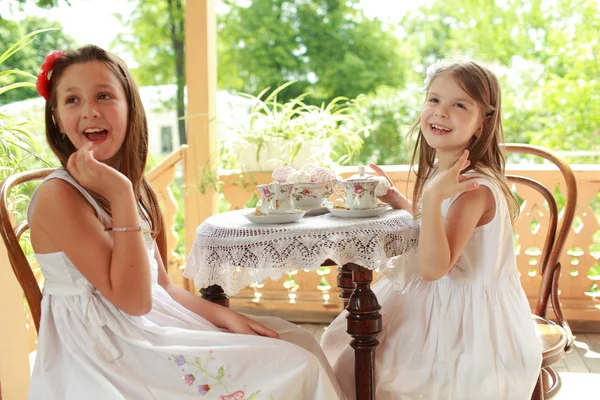 Venkovní obraz krásné holčičky s čajem — Stock fotografie