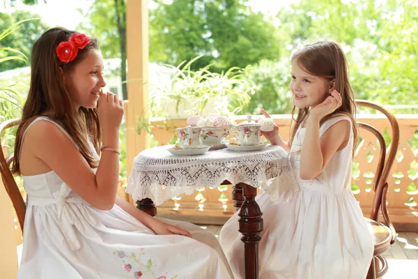Außenbild von schönen kleinen Mädchen mit Tee — Stockfoto