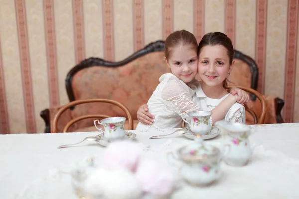 Hermosas niñas con té —  Fotos de Stock