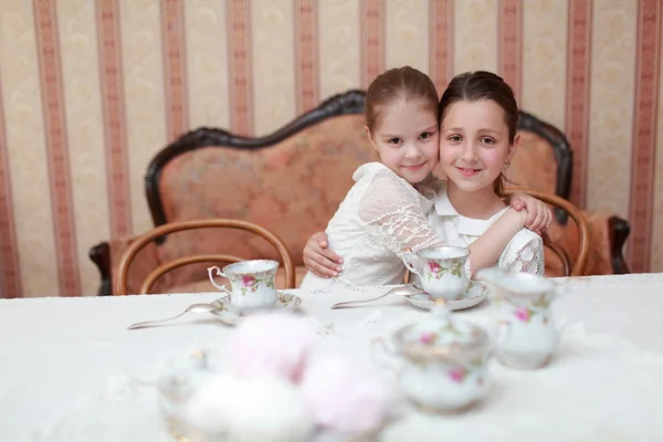 Meninas bonitas com chá — Fotografia de Stock