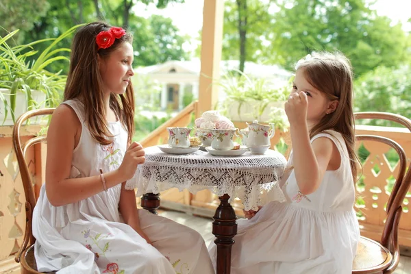 Immagine esterna di belle bambine con il tè — Foto Stock