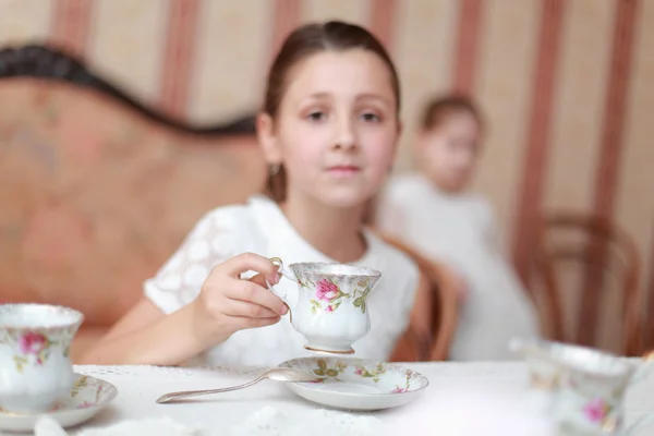 Belles petites filles avec du thé — Photo