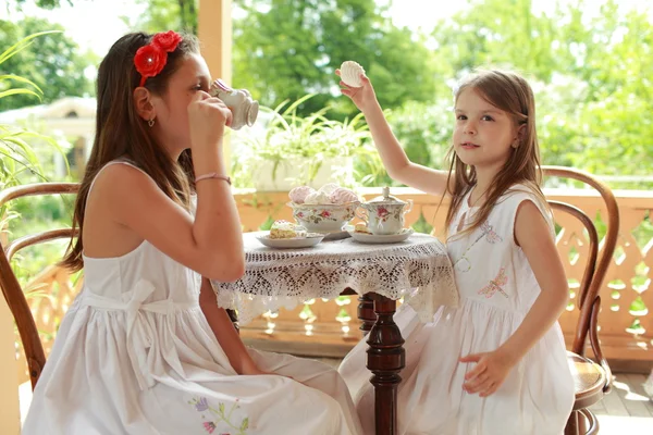 Imagen al aire libre de hermosas niñas con té — Foto de Stock