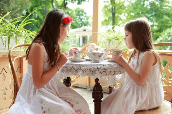 Immagine esterna di belle bambine con il tè — Foto Stock