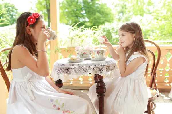 Image extérieure de belles petites filles avec du thé — Photo