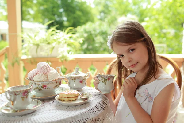 Odkryty wizerunek pięknej dziewczynki z herbaty — Zdjęcie stockowe