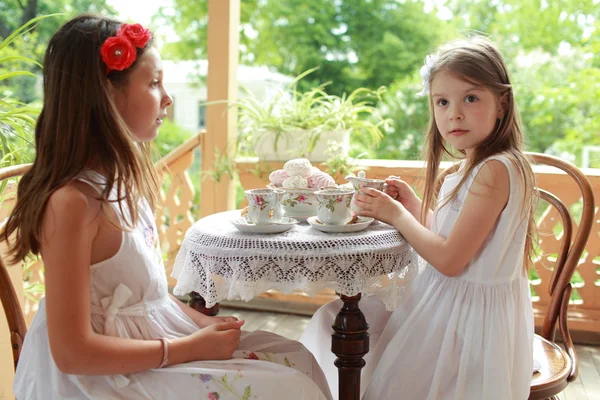 Güzel kız ile çay açık resim — Stok fotoğraf