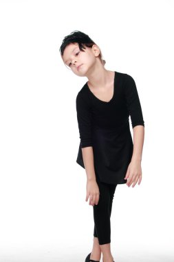 dans poz siyah elbiseli küçük balet gülümseyen genç balerin dansçı dans duygularını ifade eder.