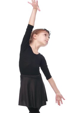 Genç balerin güzellik ve moda beyaz arka planda siyah bale kostümlü bir dans poz güzel kız