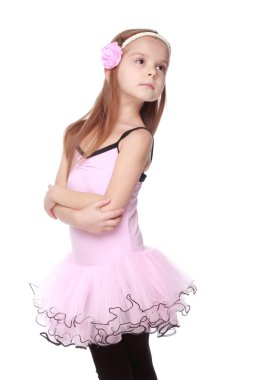 Studio görüntü gülümseyen ve beyaz arka plan üzerinde dans pembe bir tutu güzel saçlı sevimli dans