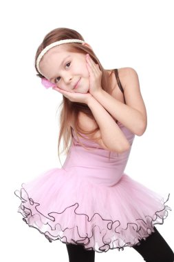 Studio görüntü gülümseyen ve beyaz arka plan üzerinde dans pembe bir tutu güzel saçlı sevimli dans