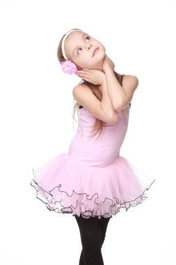 güzel küçük bir balerin dans pembe tutu içinde stüdyo portre beyaz zemin üzerine