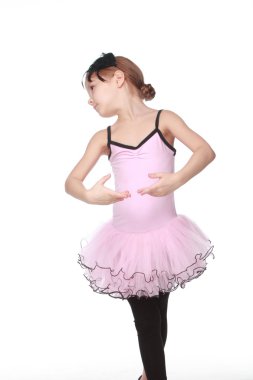 güzel küçük bir balerin dans pembe tutu içinde stüdyo portre beyaz zemin üzerine