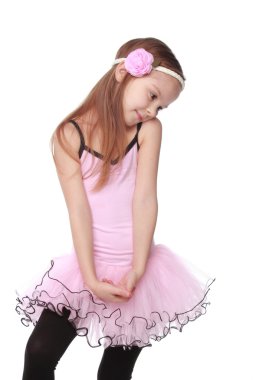 Studio görüntü gülümseyen ve beyaz arka plan üzerinde dans pembe bir tutu güzel saçlı sevimli dans