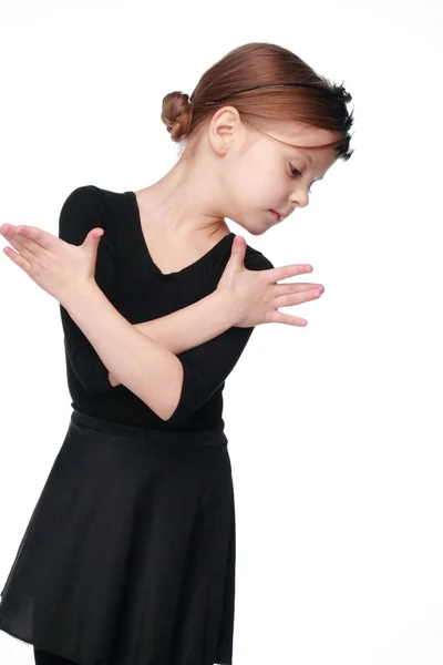 Emotionale kleine Balletttänzerin im schwarzen Anzug in Tanzpose drückt die Emotionen eines Tanzes aus — Stockfoto