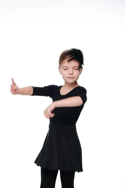 Emotionale kleine Balletttänzerin im schwarzen Anzug in Tanzpose drückt die Emotionen eines Tanzes aus — Stockfoto