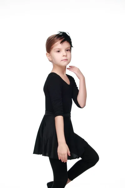 Συναισθηματική μικρή μπαλαρίνα σε μαύρο tutu χορεύει σαν ένα μαύρο swangirl απομονωθεί σε λευκό φόντο — Φωτογραφία Αρχείου