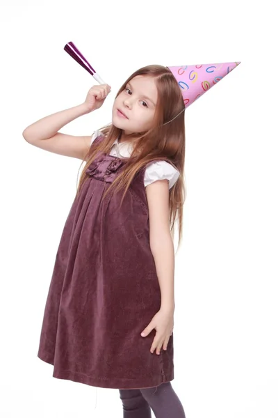 Glad liten tjej på holiday party studio porträtt av ganska glada kid flicka på födelsedagsfest — Stockfoto
