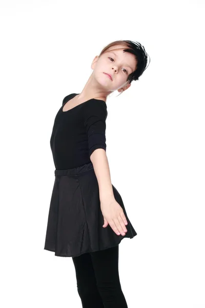 Caucásico niña se dedica a un espectáculo de baile blanco traje negro —  Fotos de Stock